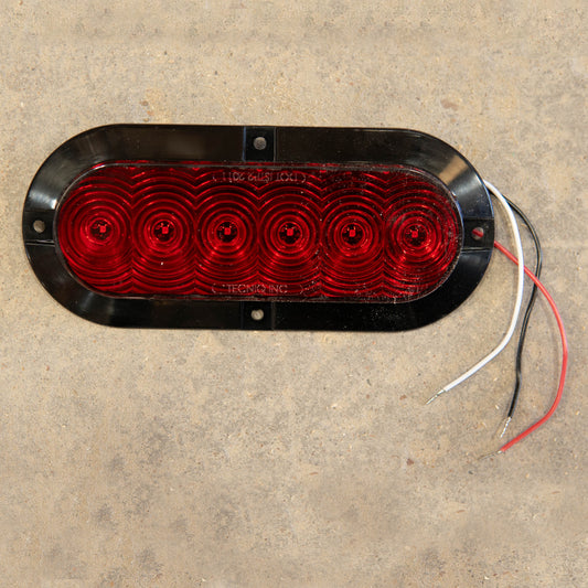 Luz S/T/T ovalada roja de montaje en superficie de 6 pulgadas 